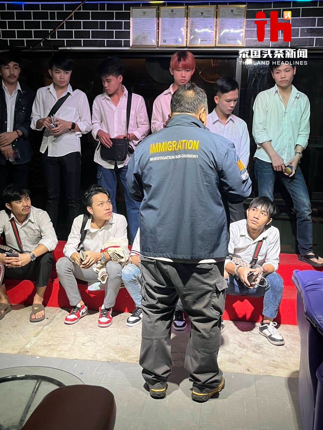 曼谷夜店大搜查，数十名外籍人士被捕！