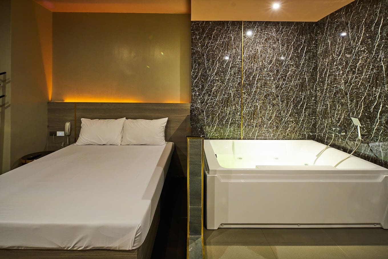 曼谷凯伦斯泰浴(Colonze Rama9 Soapy Massage & Hotel)