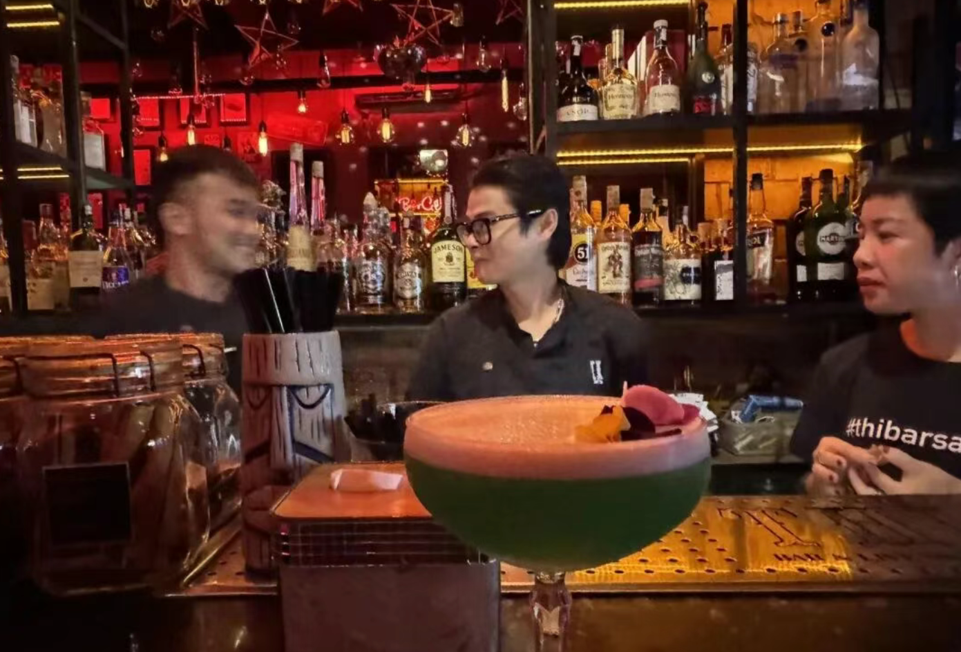 西贡的夜超过你的想象如果你以为胡志明市只有摩托车和Pho，那你就大错特错了