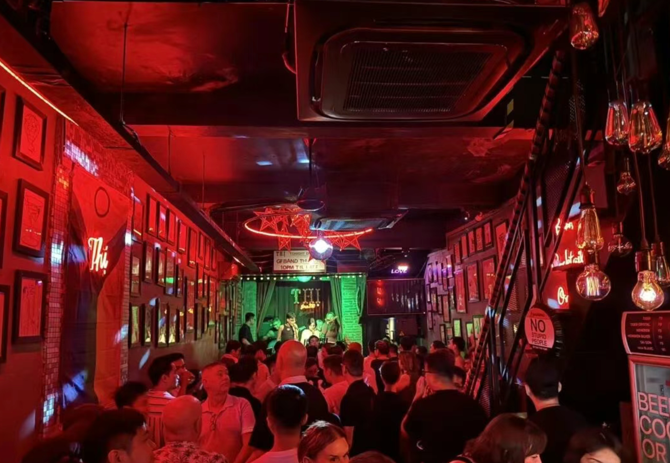 西贡的夜超过你的想象如果你以为胡志明市只有摩托车和Pho，那你就大错特错了