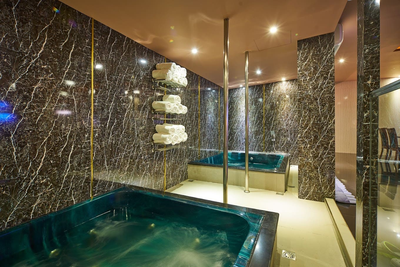 曼谷凯伦斯泰浴(Colonze Rama9 Soapy Massage & Hotel)